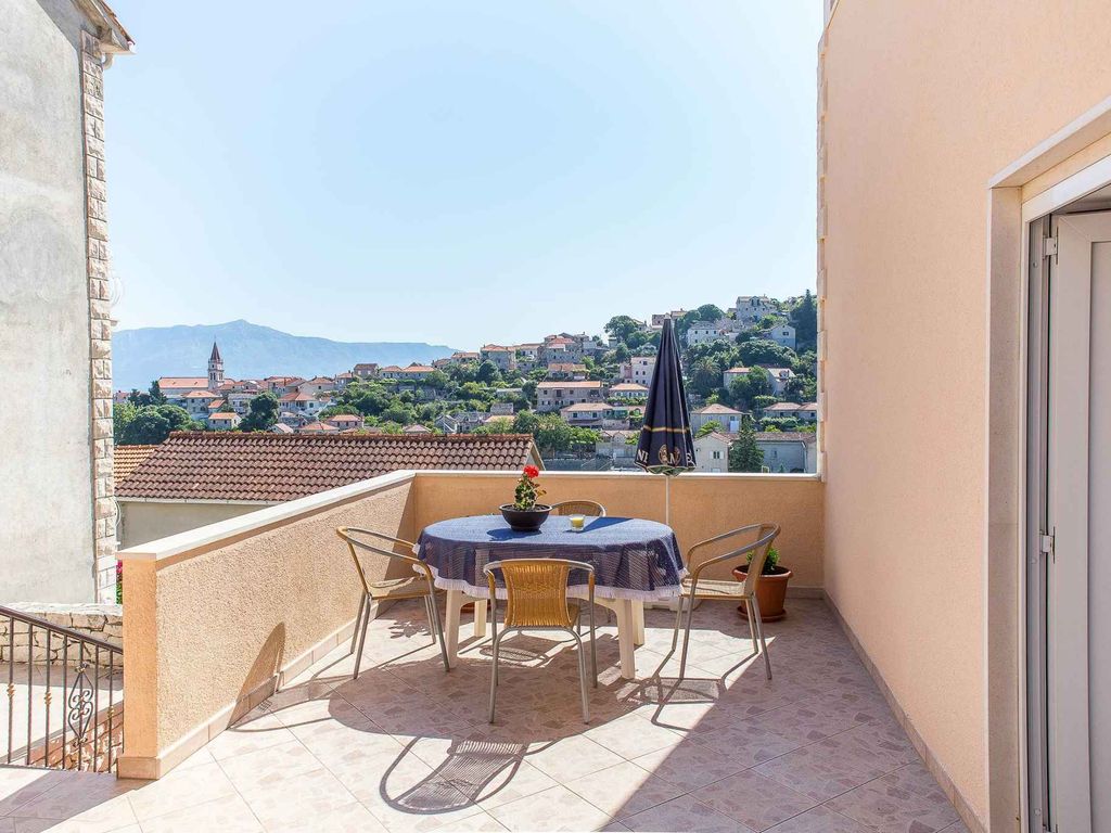 Ferienwohnung mit einem Schlafzimmer und Terrasse, nur 300 m vom Meer entfernt.