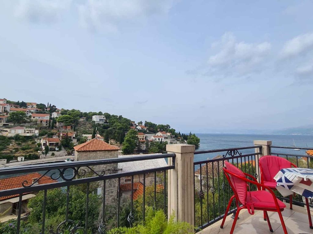 Apartment mit zwei Schlafzimmern auf der Insel Brač, 100 m vom Strand entfernt