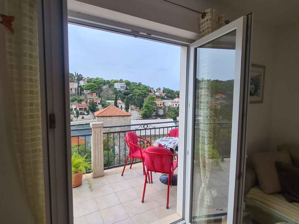 Apartment mit zwei Schlafzimmern auf der Insel Brač, 100 m vom Strand entfernt
