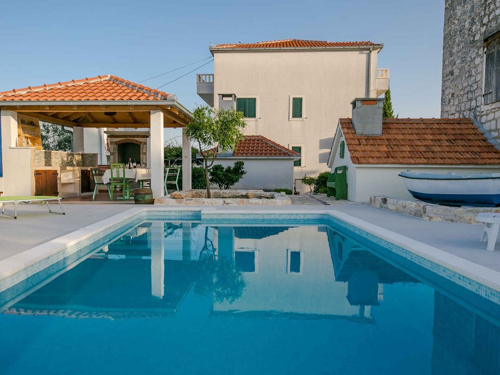 Ferienhaus mit Außenpool, 50 m vom Meer entfernt