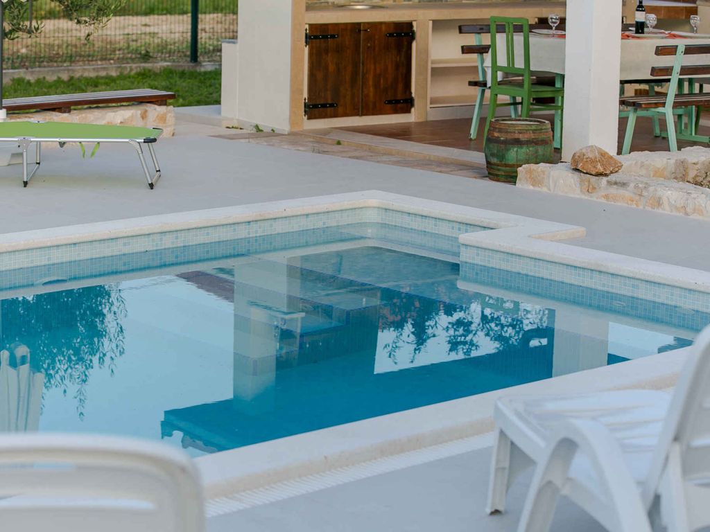 Ferienhaus mit Außenpool, 50 m vom Meer entfernt