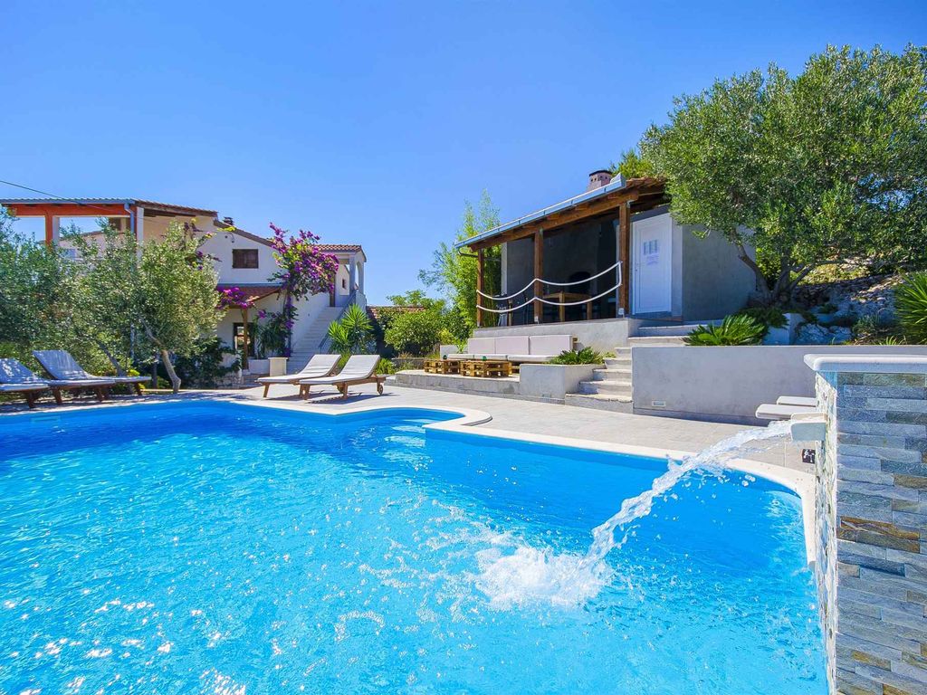 Ferienwohnung mit Balkon und Pool