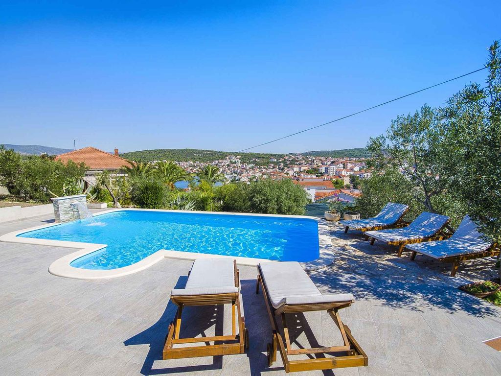 Ferienwohnung mit Balkon und Pool