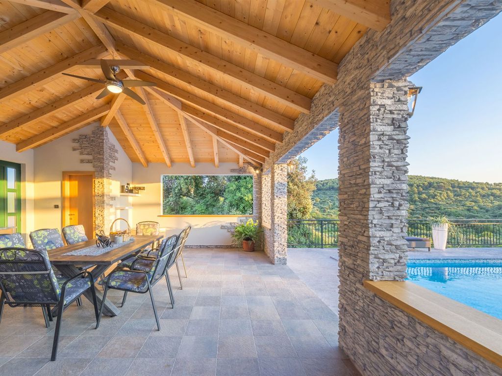 Villa mit Klimaanlage, mit Grillmöglichkeit, mit Aussenpool, mit Anlegeplatz,mit eigenem Vinoteka