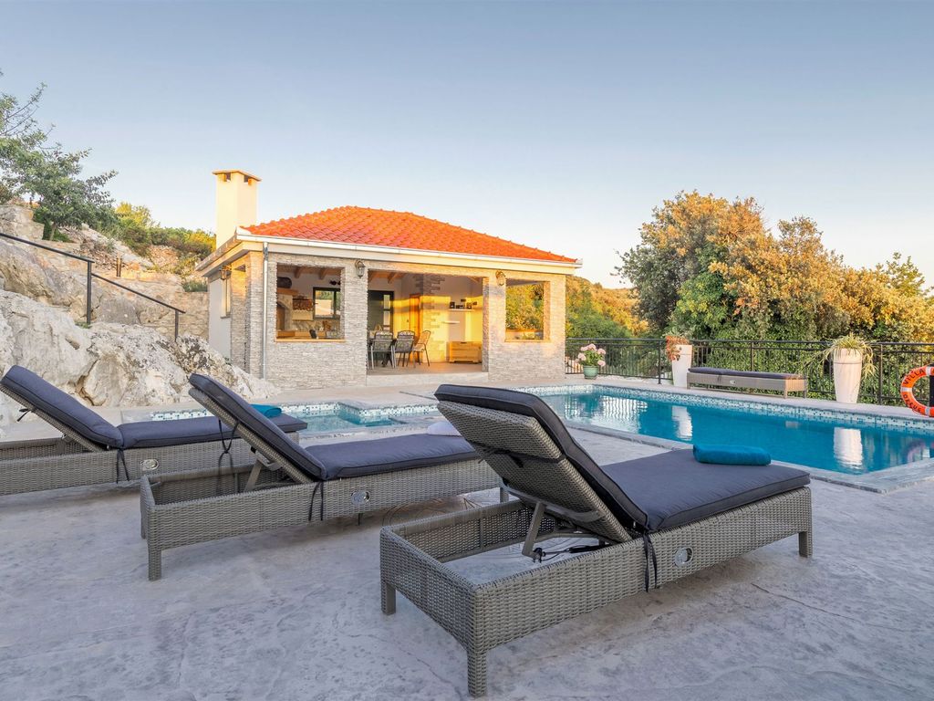 Villa mit Klimaanlage, mit Grillmöglichkeit, mit Aussenpool, mit Anlegeplatz,mit eigenem Vinoteka