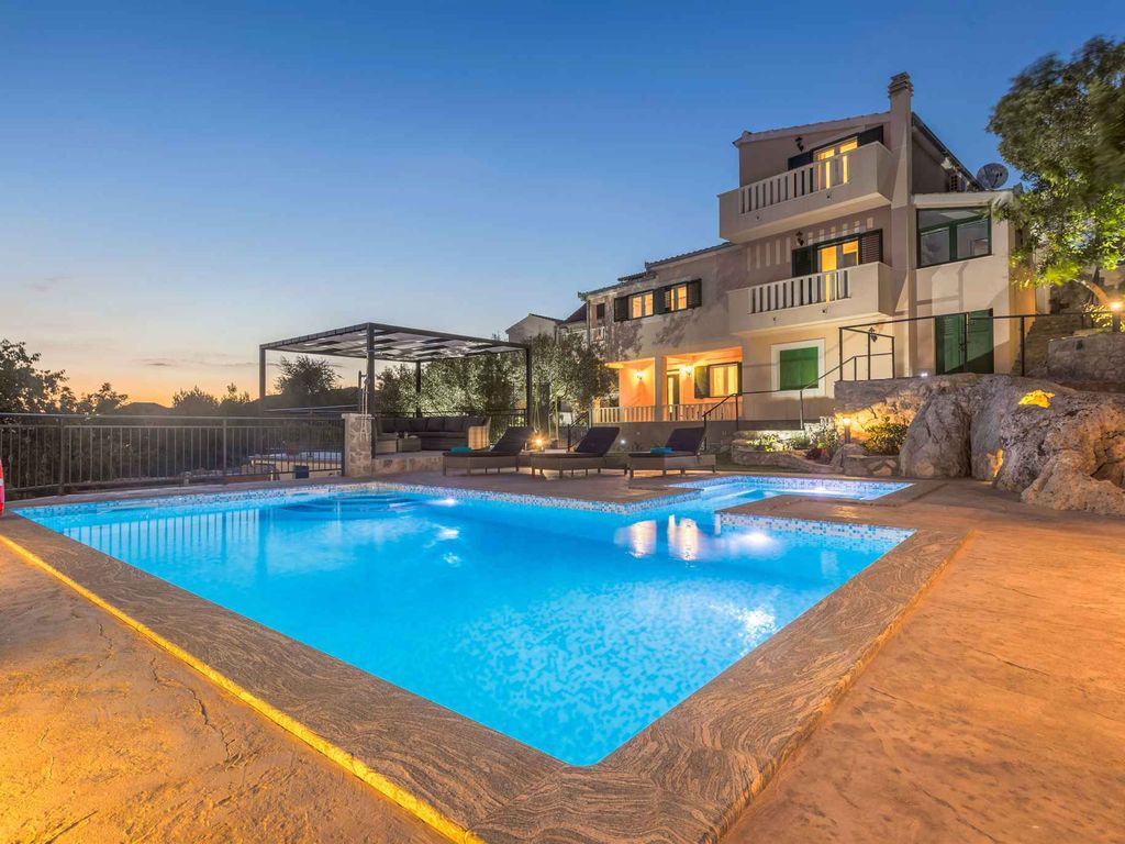 Villa mit Klimaanlage, mit Grillmöglichkeit, mit Aussenpool, mit Anlegeplatz,mit eigenem Vinoteka