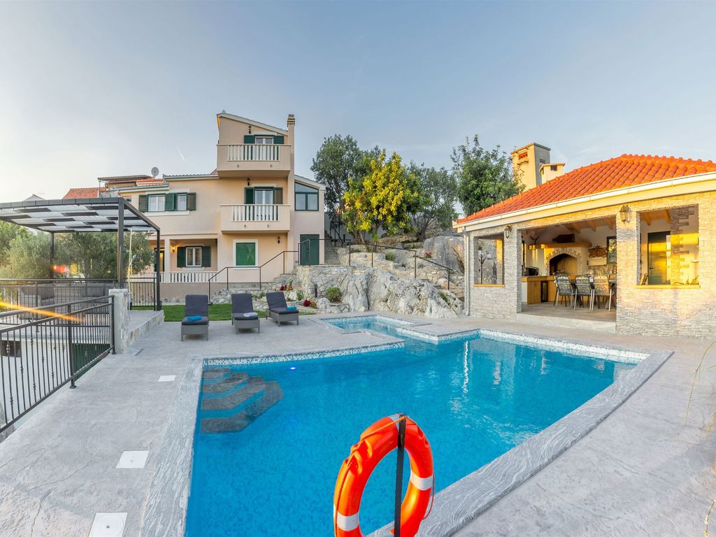 Villa mit Klimaanlage, mit Grillmöglichkeit, mit Aussenpool, mit Anlegeplatz,mit eigenem Vinoteka