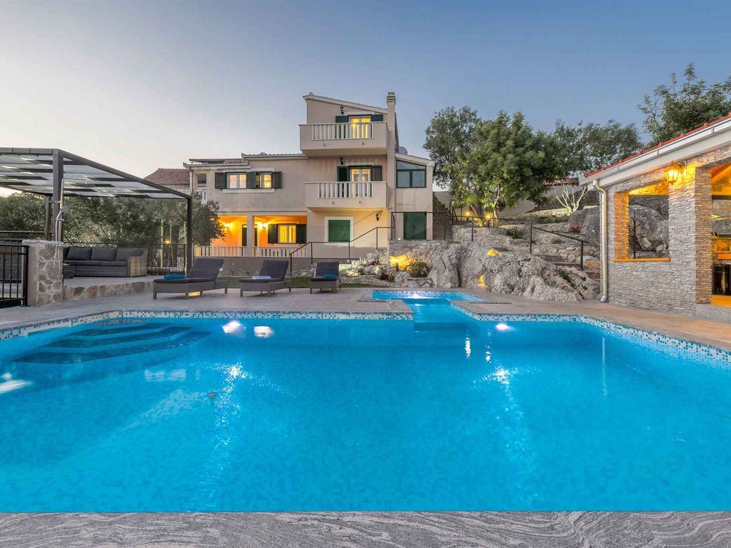 Villa mit Klimaanlage, mit Grillmöglichkeit, mit Aussenpool, mit Anlegeplatz,mit eigenem Vinoteka