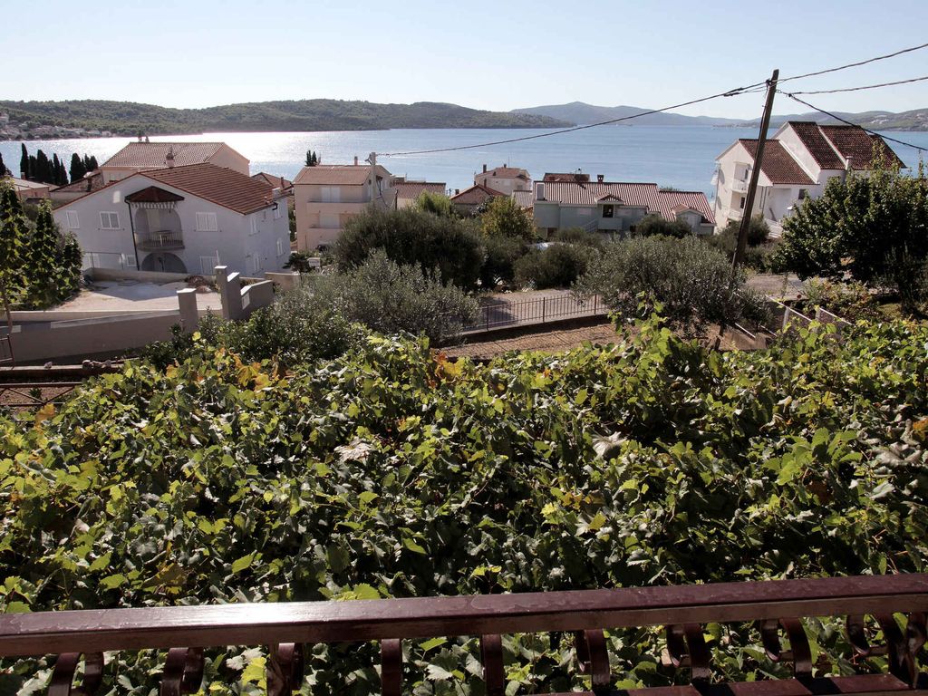 Ferienwohnung Klimaanlage, Balkon und Meerblick in Okrug Gornji