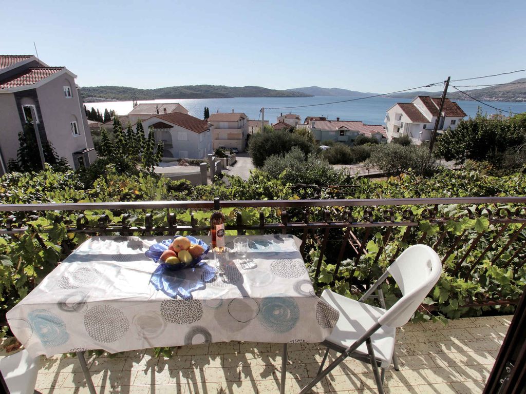 Ferienwohnung Klimaanlage, Balkon und Meerblick in Okrug Gornji