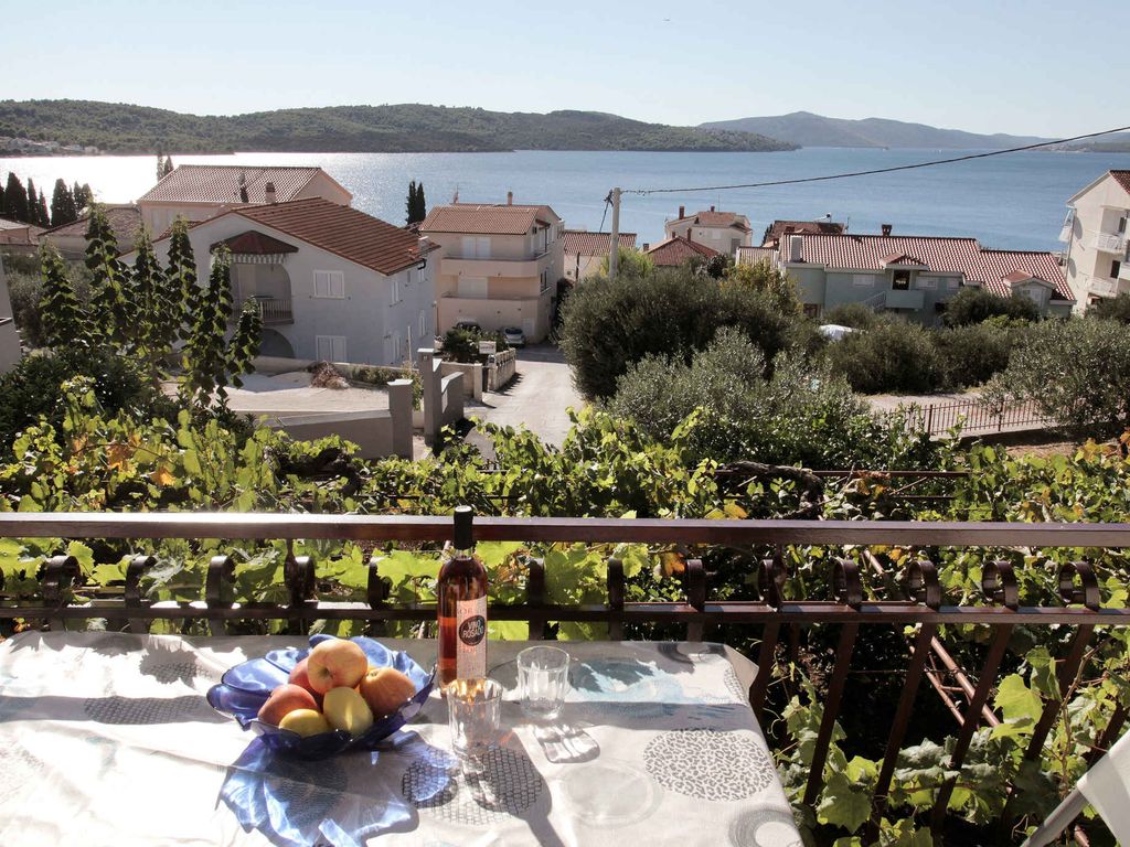 Ferienwohnung Klimaanlage, Balkon und Meerblick in Okrug Gornji