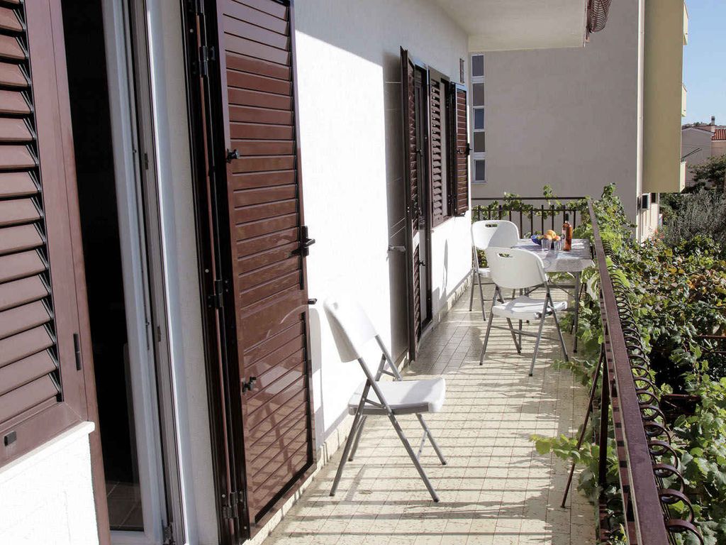 Ferienwohnung Klimaanlage, Balkon und Meerblick in Okrug Gornji