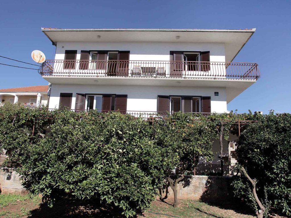 Ferienwohnung Klimaanlage, Balkon und Meerblick in Okrug Gornji
