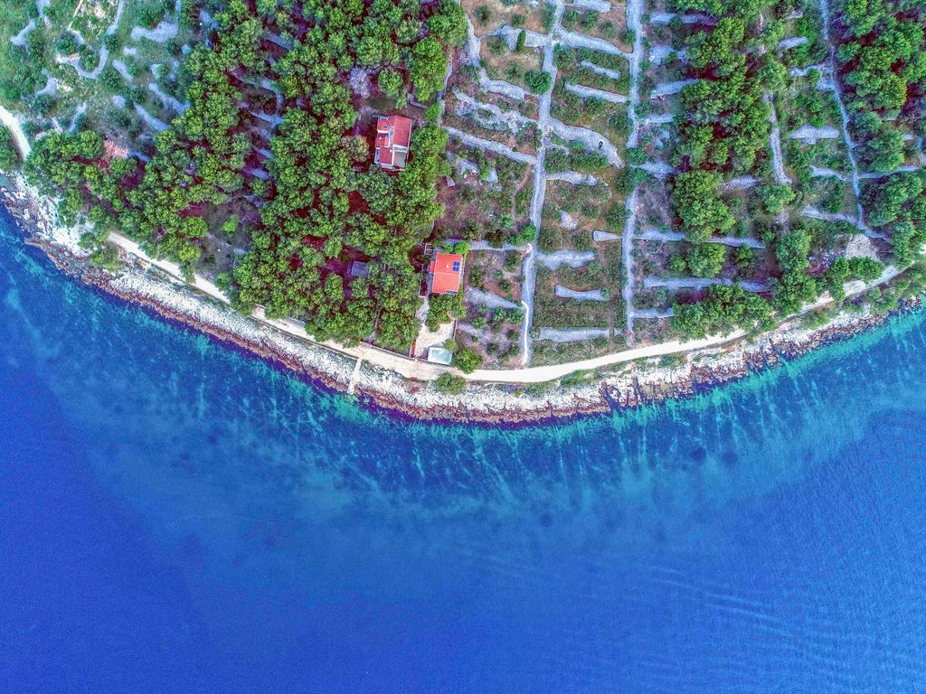 Ferienhaus liegt am Meer auf einer Insel