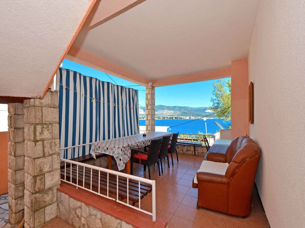 Ferienwohnung mit Klimaanlage, Terrasse und Meerblick in Arbanija
