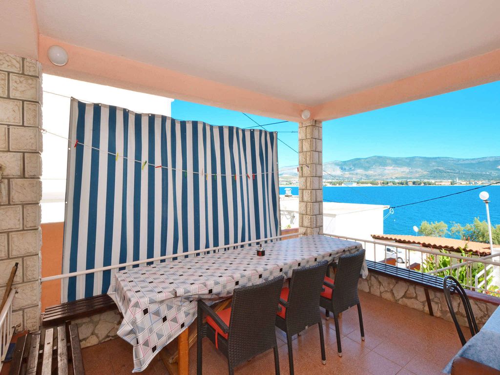 Ferienwohnung mit Klimaanlage, Terrasse und Meerblick in Arbanija