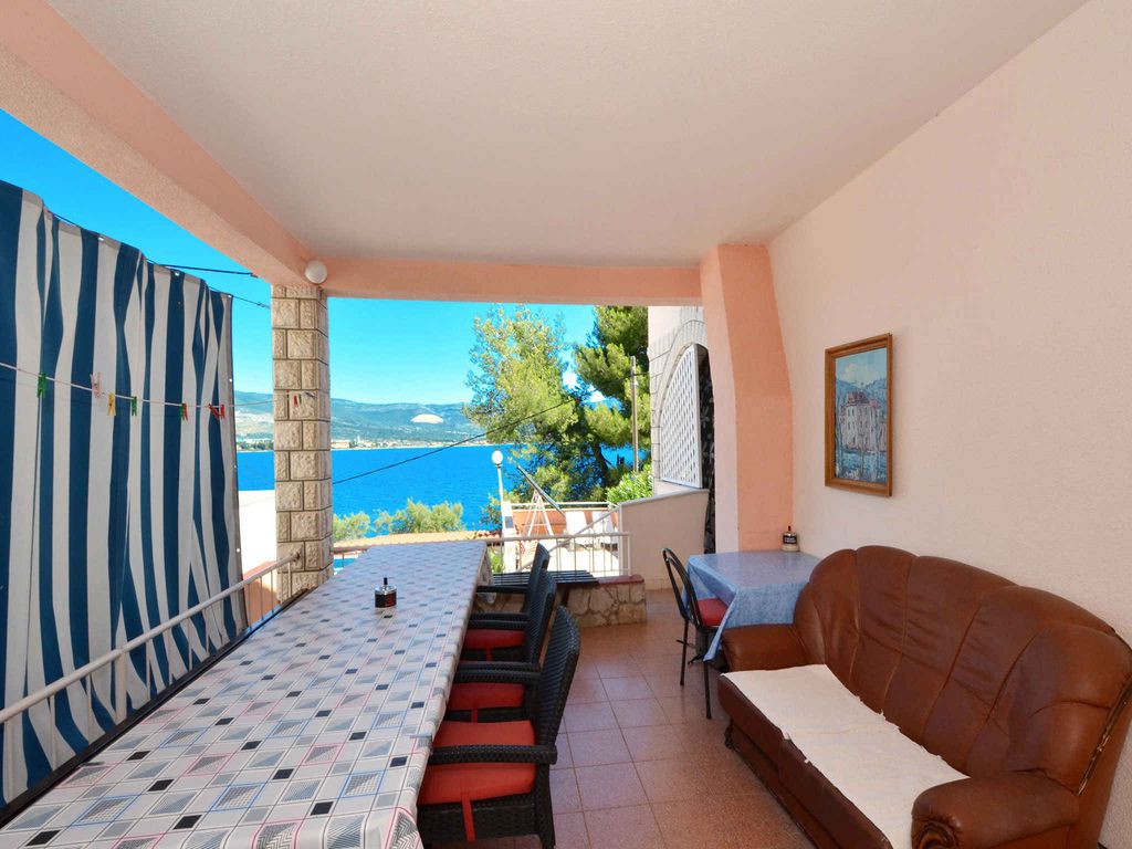 Ferienwohnung mit Klimaanlage, Terrasse und Meerblick in Arbanija