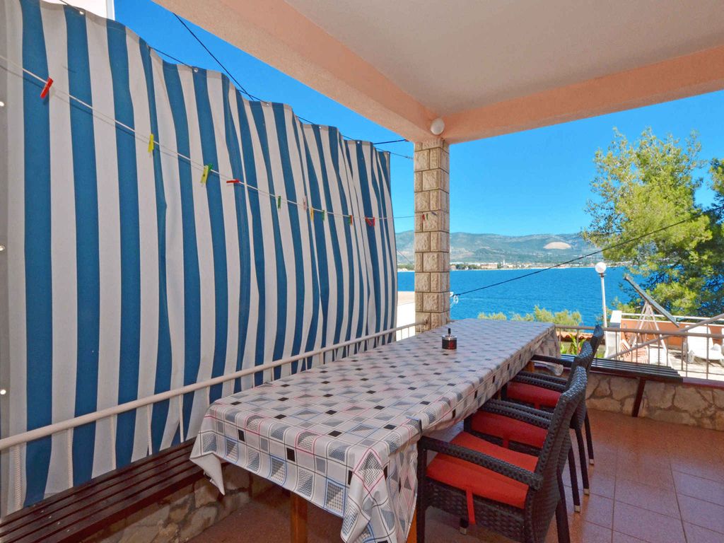 Ferienwohnung mit Klimaanlage, Terrasse und Meerblick in Arbanija