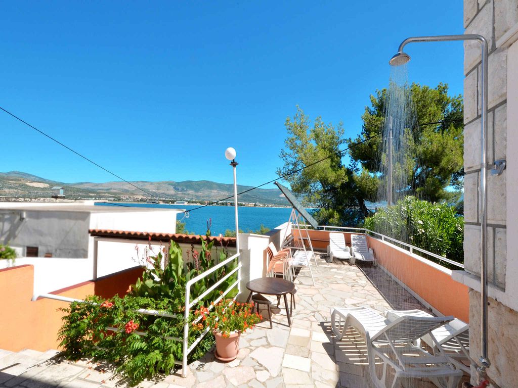 Ferienwohnung mit Klimaanlage, Balkon und Meerblick in Arbanija