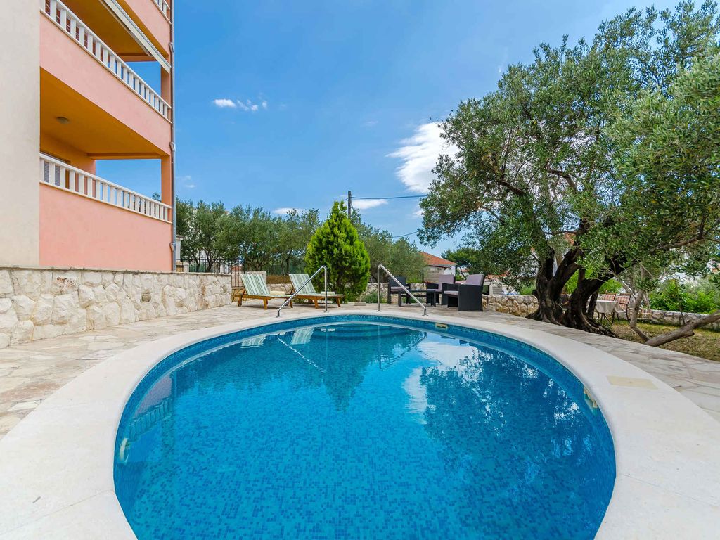 Ferienwohnung mit Pool und Meerausblick