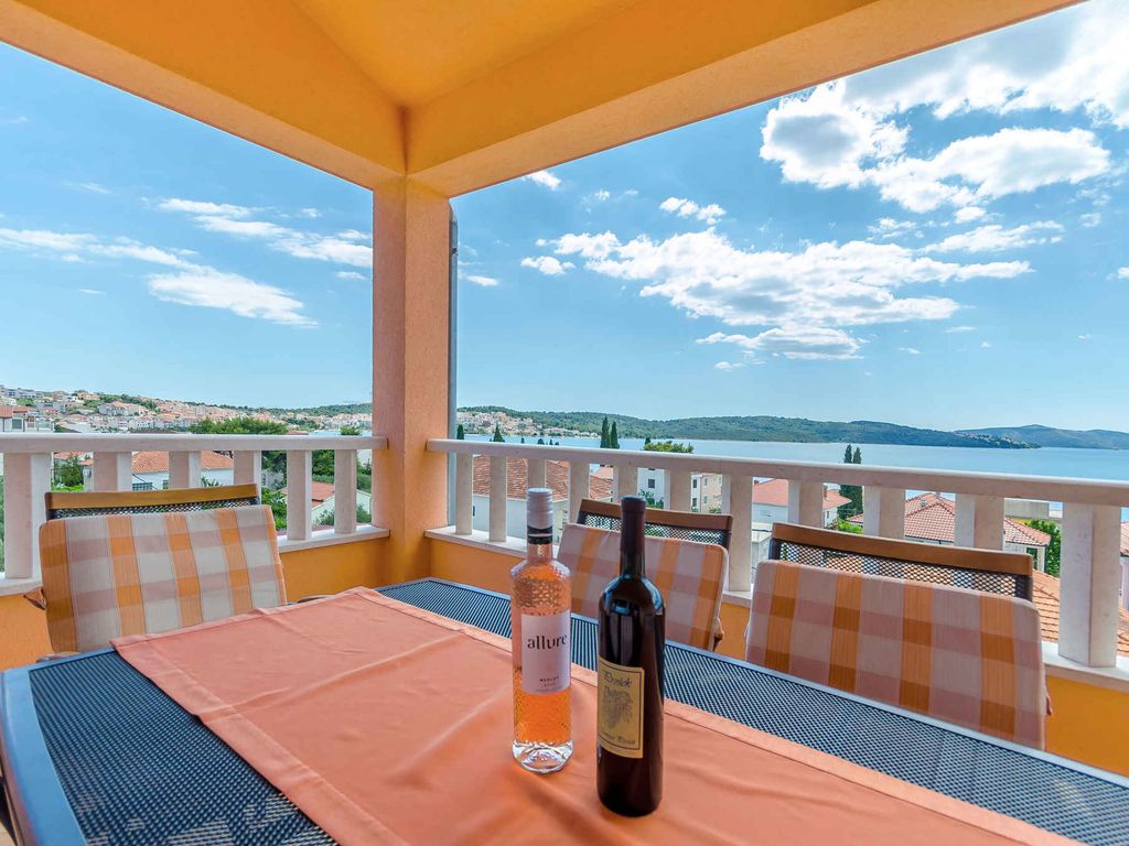 Ferienwohnung mit Pool und Meerausblick