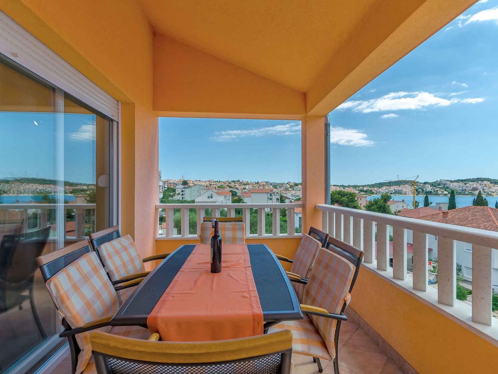Ferienwohnung mit Pool und Meerausblick