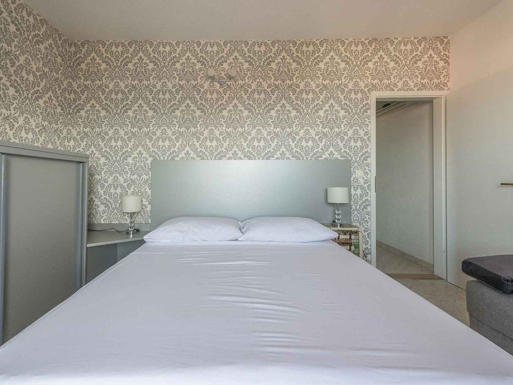 Apartment mit zwei Schlafzimmern und Meerblick in Strandnähe