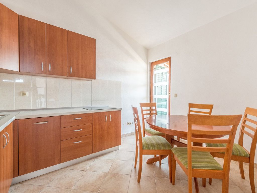 Apartment mit zwei Schlafzimmern und Meerblick in Strandnähe