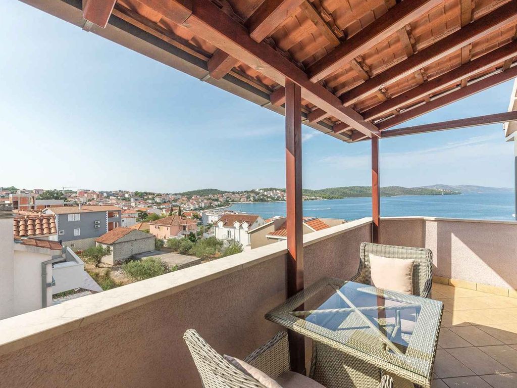 Apartment mit zwei Schlafzimmern und Meerblick in Strandnähe