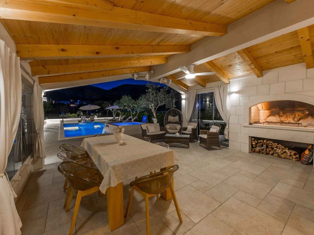 Charmante Ferienvilla Malo in Seget Donji mit privatem Pool und Meerblick