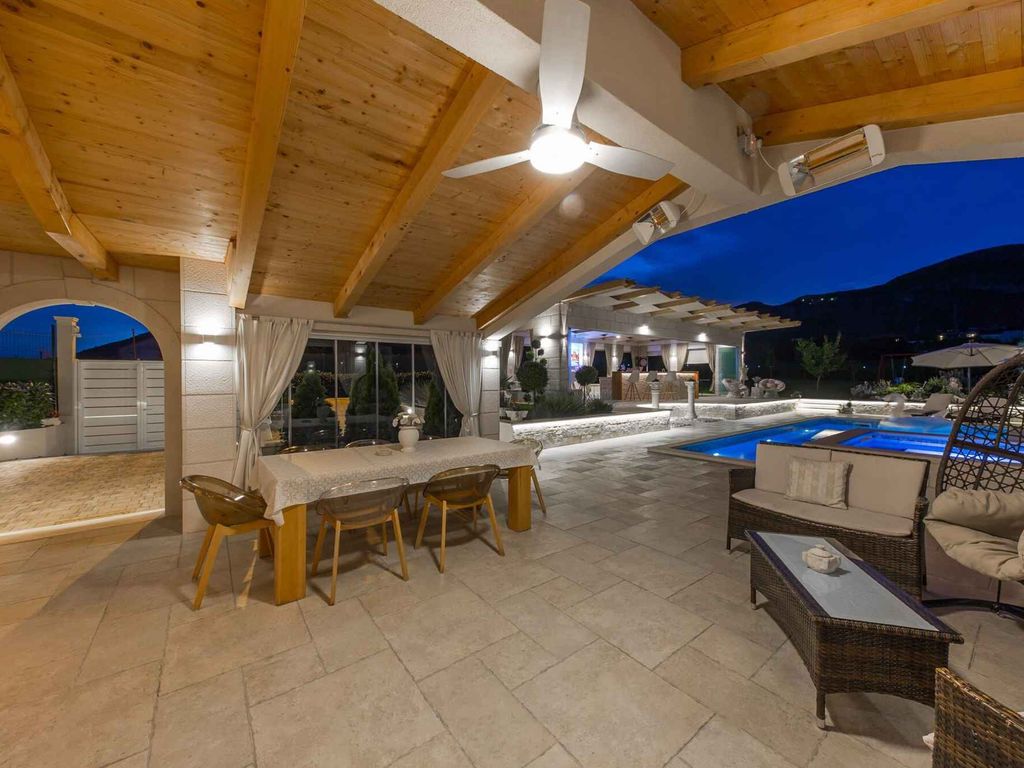 Charmante Ferienvilla Malo in Seget Donji mit privatem Pool und Meerblick