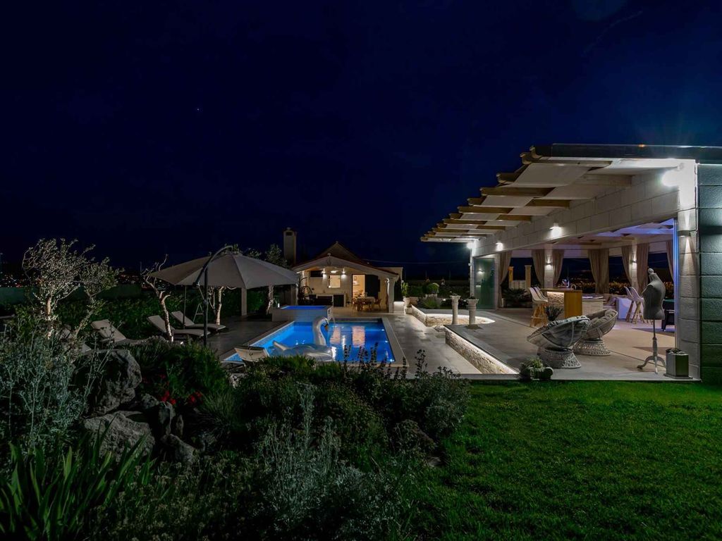 Charmante Ferienvilla Malo in Seget Donji mit privatem Pool und Meerblick