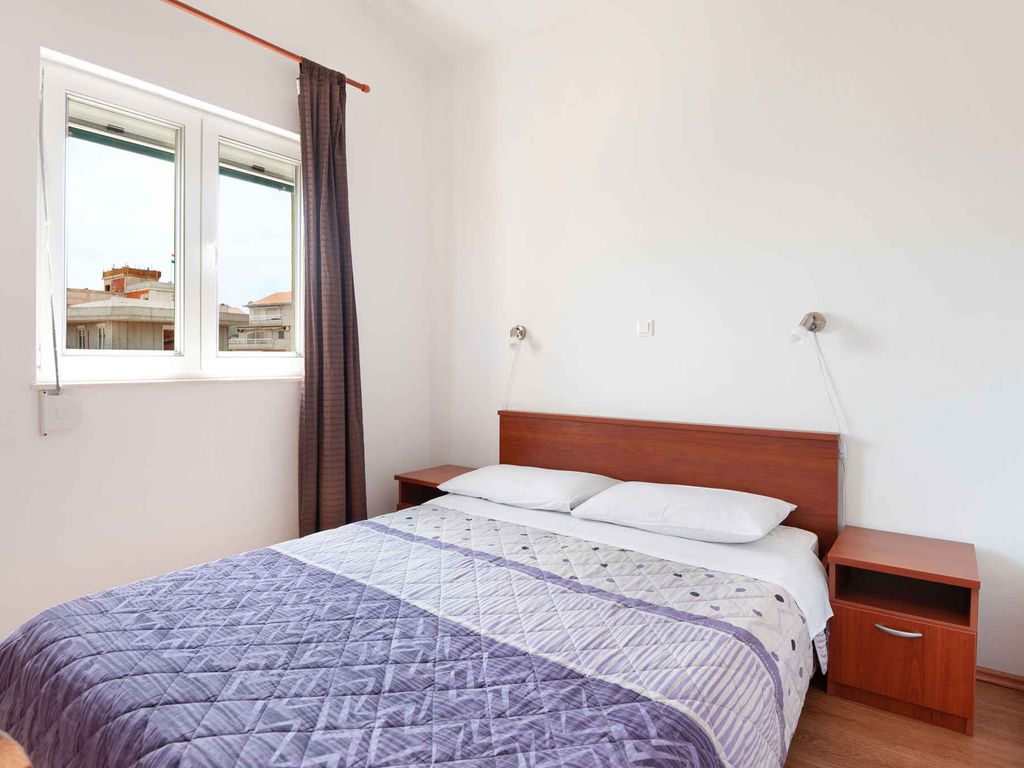 Ferienwohnung mit Klimaanlage, Balkon und Meerblick in Okrug Gornji