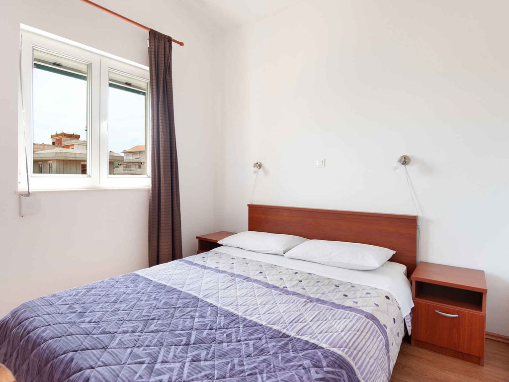 Ferienwohnung mit Klimaanlage, Balkon und Meerblick in Okrug Gornji