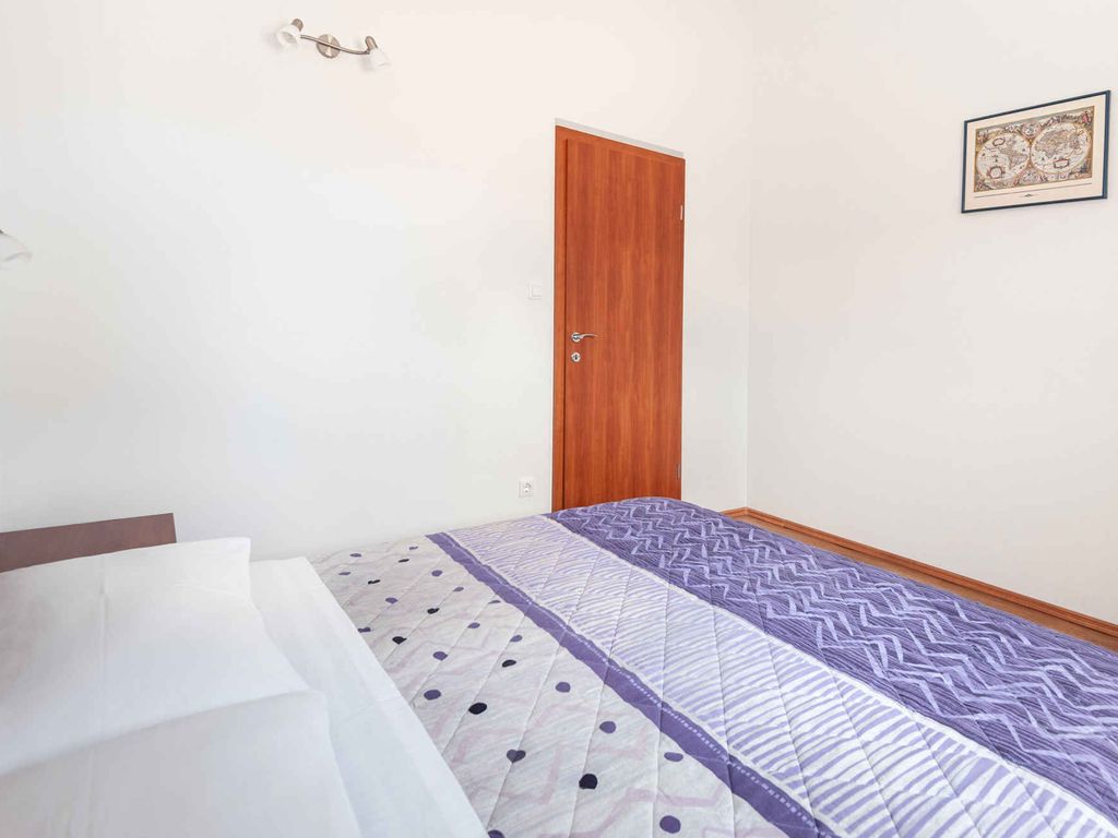 Ferienwohnung mit Klimaanlage, Balkon und Meerblick in Okrug Gornji