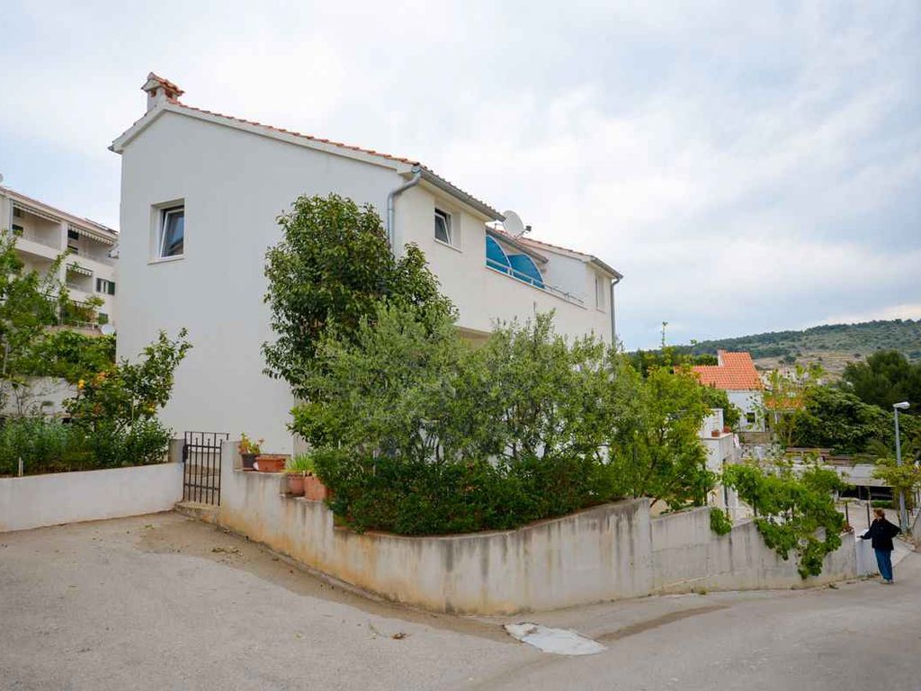 Ferienwohnung mit Klimaanlage, Balkon und Meerblick in Okrug Gornji