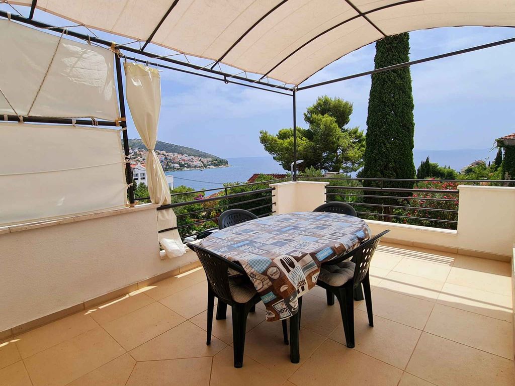 Ferienwohnung mit Klimaanlage, Balkon und Meerblick in Okrug Gornji