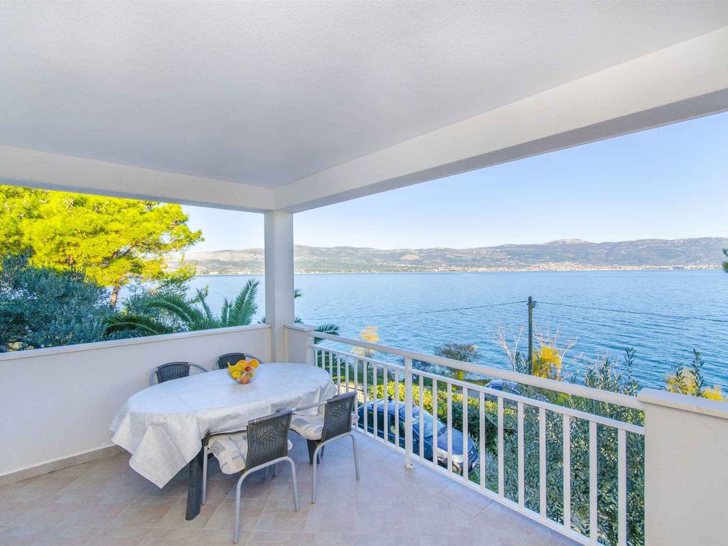 Ferienwohnung mit Klimaanlage, Terrasse und Meeblick in Slatine