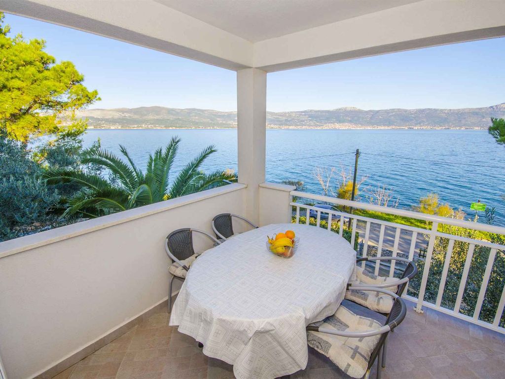 Ferienwohnung mit Klimaanlage, Terrasse und Meeblick in Slatine