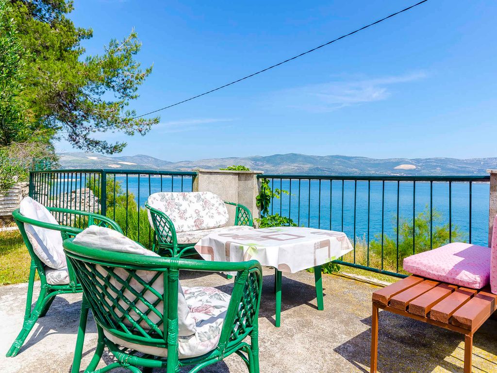 Ferienwohnung mit Klimaanlage, Terrasse und Meeblick in Slatine