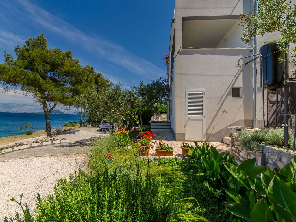 Ferienwohnung mit Klimaanlage, Terrasse und Meeblick in Slatine