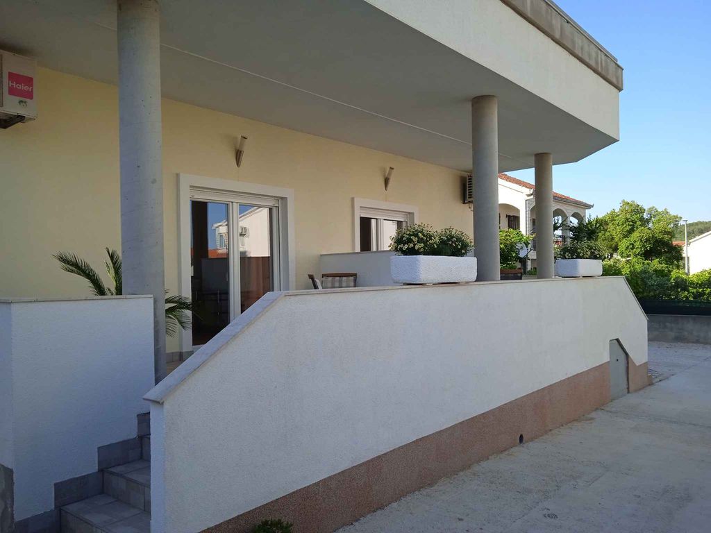 Studio mit Klimaanlage und Terrasse in Okrug Gornji