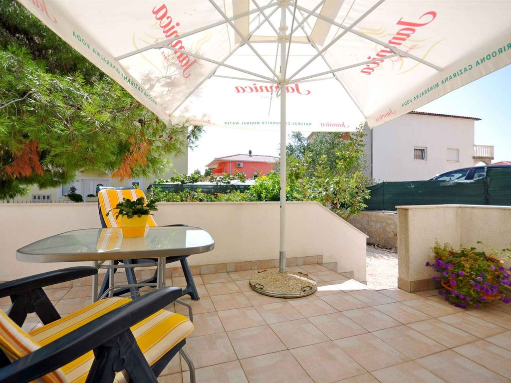 Studio mit Klimaanlage und Terrasse in Okrug Gornji