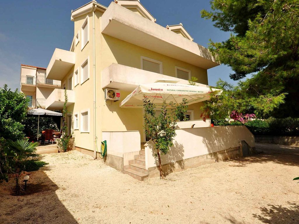 Studio mit Klimaanlage und Terrasse in Okrug Gornji