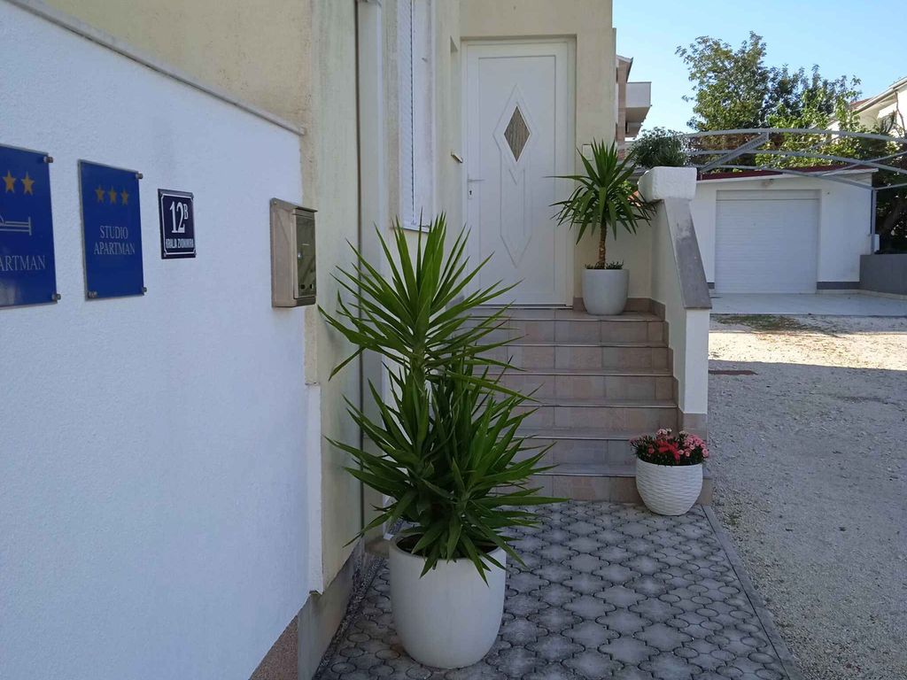 Studio mit Klimaanlage und Terrasse in Okrug Gornji