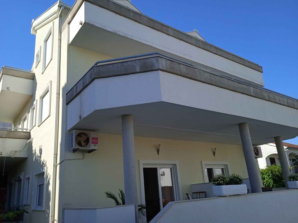 Studio mit Klimaanlage und Terrasse in Okrug Gornji