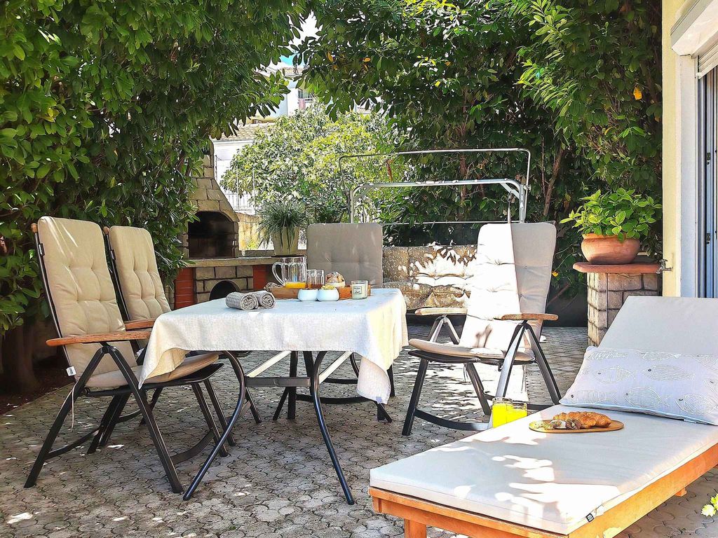 Ferienwohnung mit Klimaanlage und Terrasse in Okrug Gornji