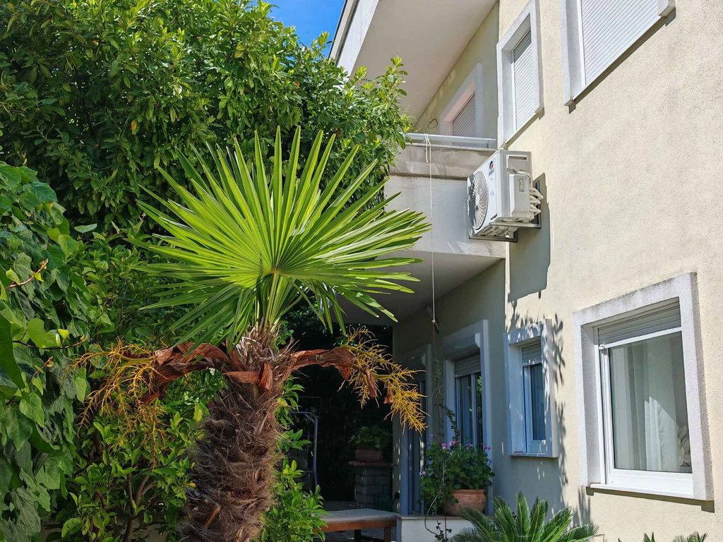 Ferienwohnung mit Klimaanlage und Terrasse in Okrug Gornji
