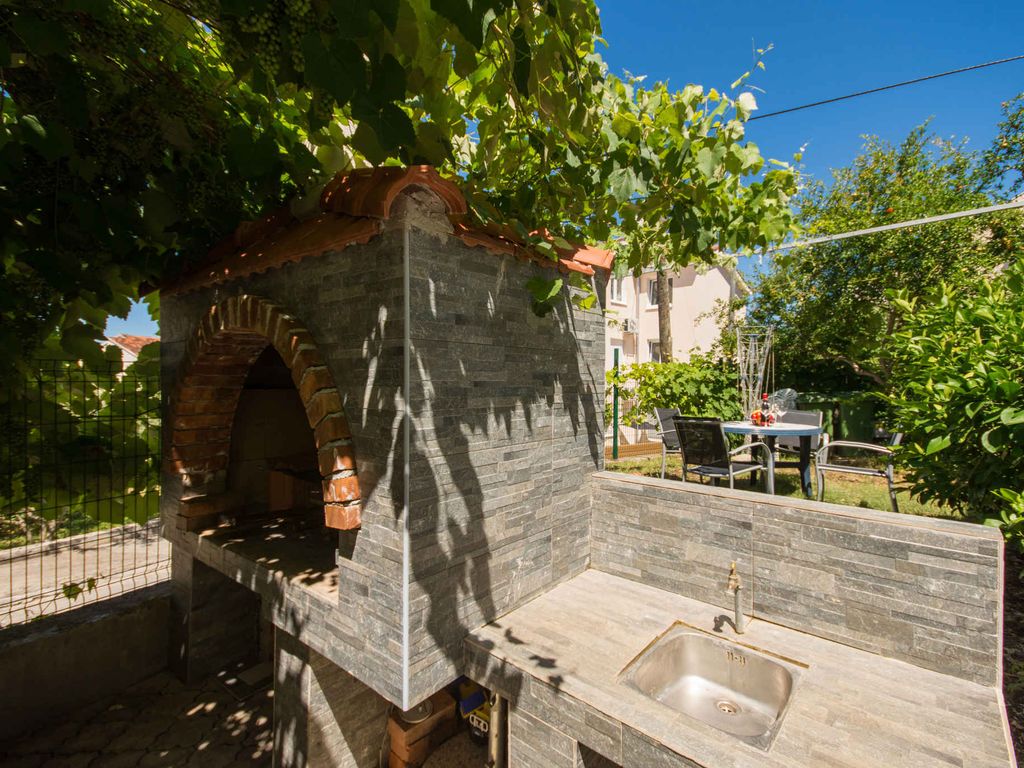 Ferienwohnung mit Garten und Klimaanlage