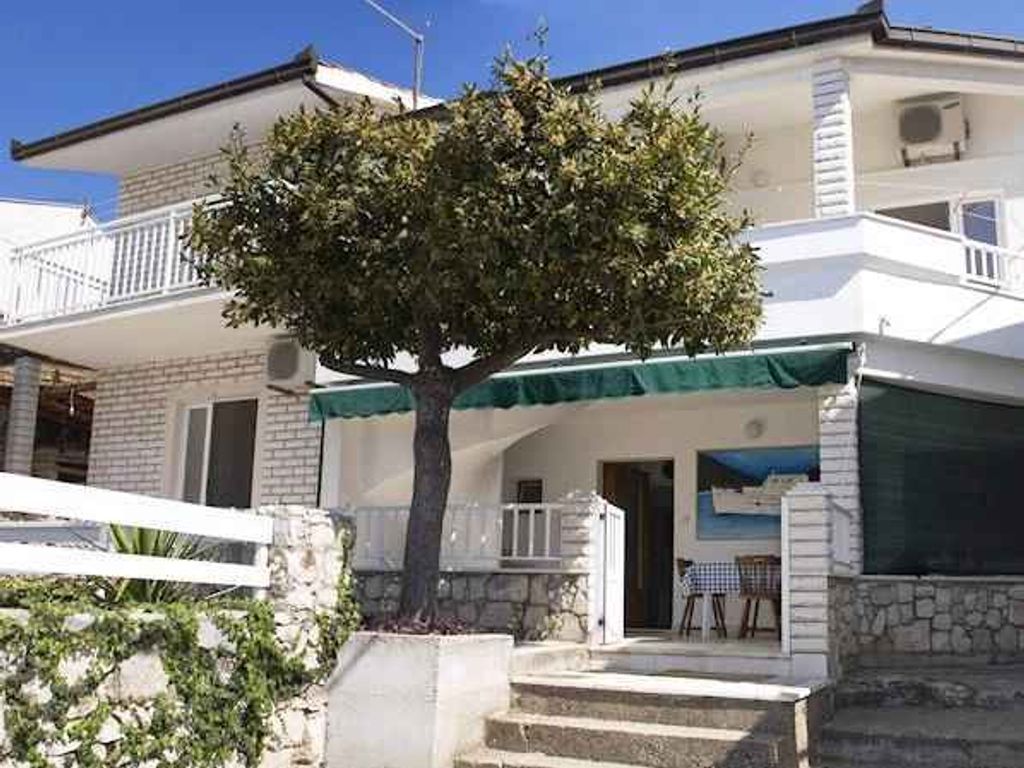 Ferienwohnung mit Klimaanlage und Terrasse am Meer, in Komarna